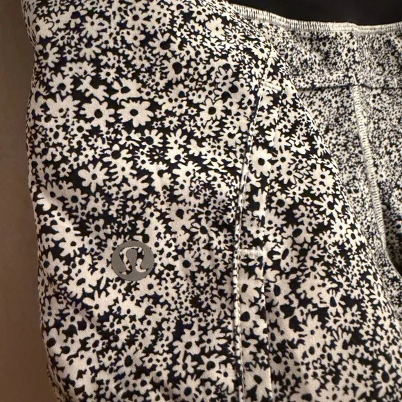 lululemon athletica Shorts - Picture 5 of 9